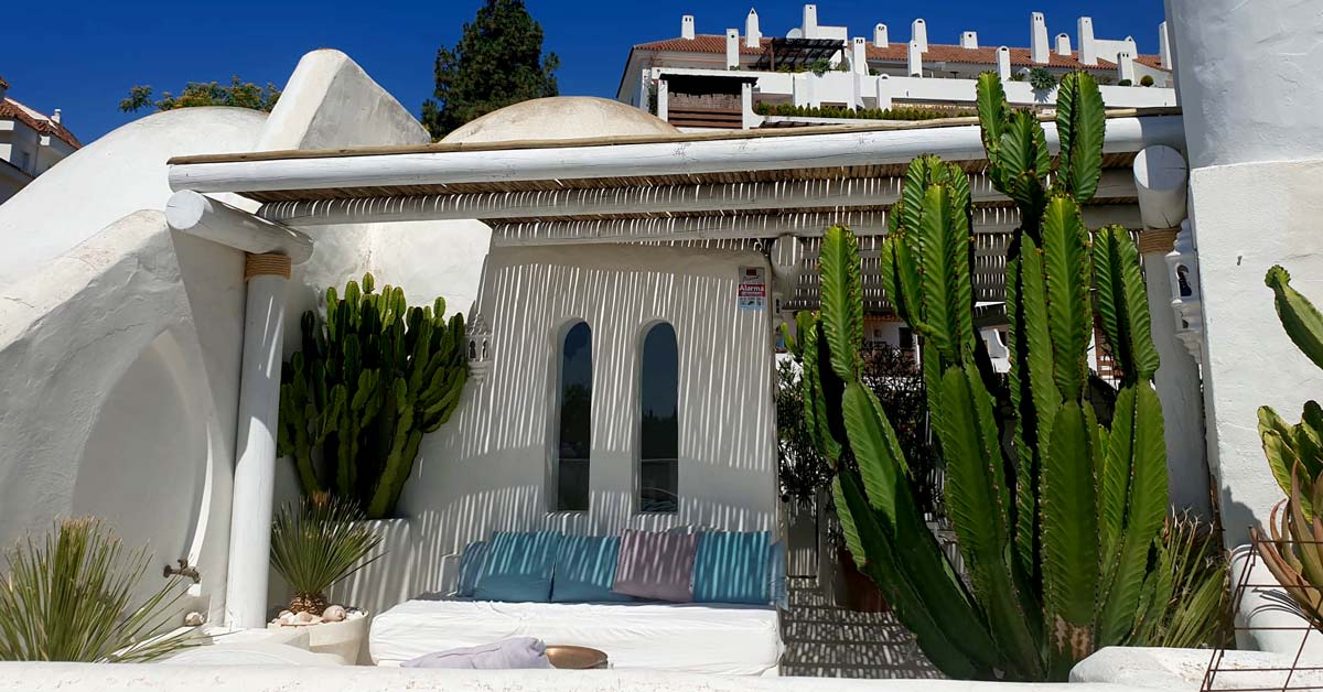 This beautiful pergola provides privacy over the terrace.
