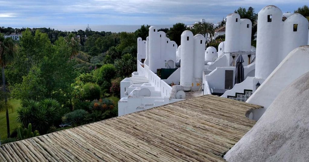 Beautiful view of Madera acabado blanco Marbella