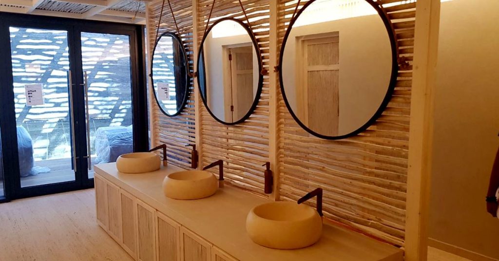 Saligna lath screen divider