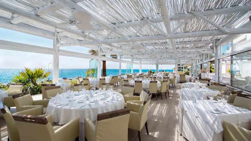 Restaurant whitewashed semi-shaded timber pergola
