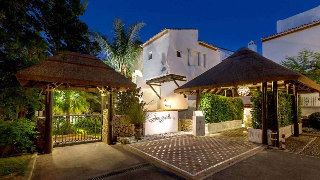 Puente Romano thatched roof restaurant entrance