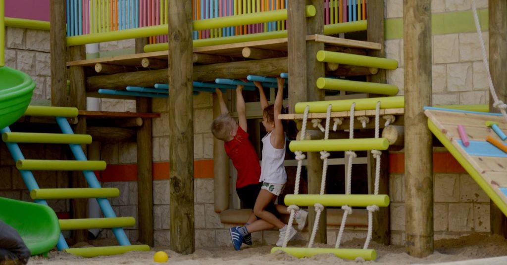 Divertida y colorida área de juegos al aire libre con barras de mono Divertida y colorida área de juegos al aire libre con barras de mono