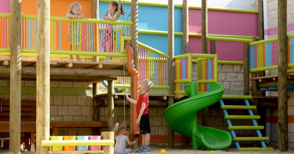 Área de juego al aire libre divertida y colorida que fomenta el trabajo en equipo Área de juego al aire libre divertida y colorida que fomenta el trabajo en equipo