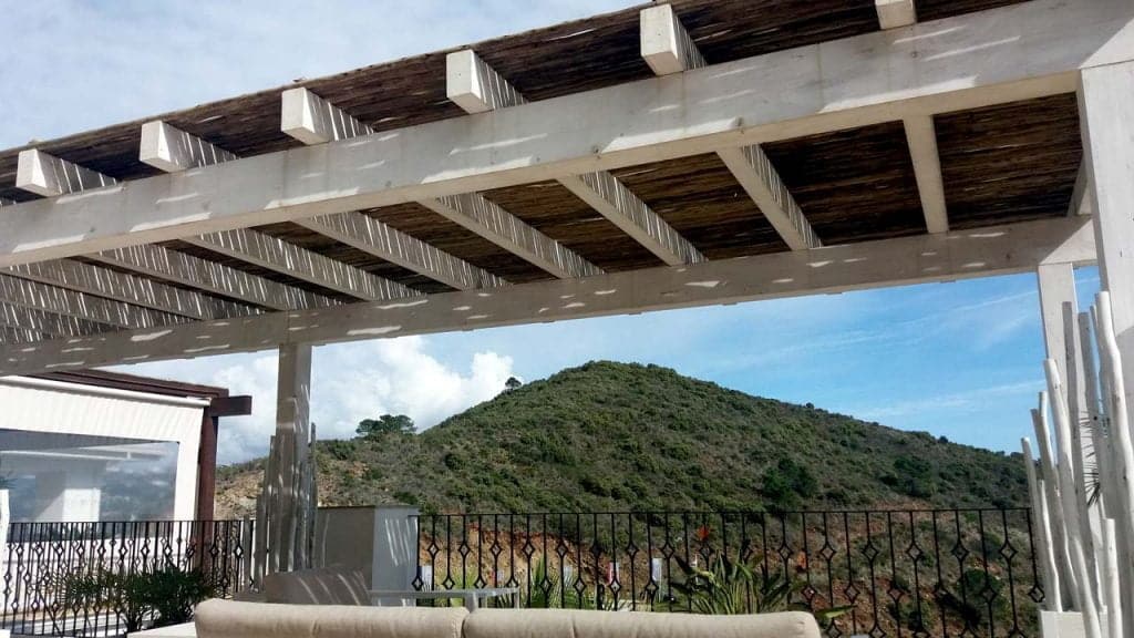 Benahavis Hills pergola vigas cuadradas cubierta listones Benahavis Hills pergola vigas cuadradas cubierta listones