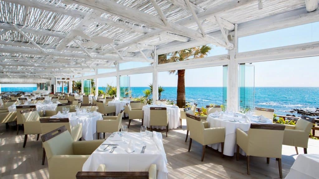 El Oceano beach restaurant pergola madera semisombra blanca El Oceano beach restaurant pergola madera semisombra blanca