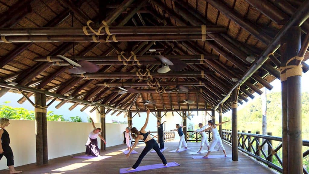 Shanti-Som Well-Being Retreat Pabellon Yoga Junco Africano tarima madera Shanti-Som Well-Being Retreat Pabellon Yoga Junco Africano tarima madera