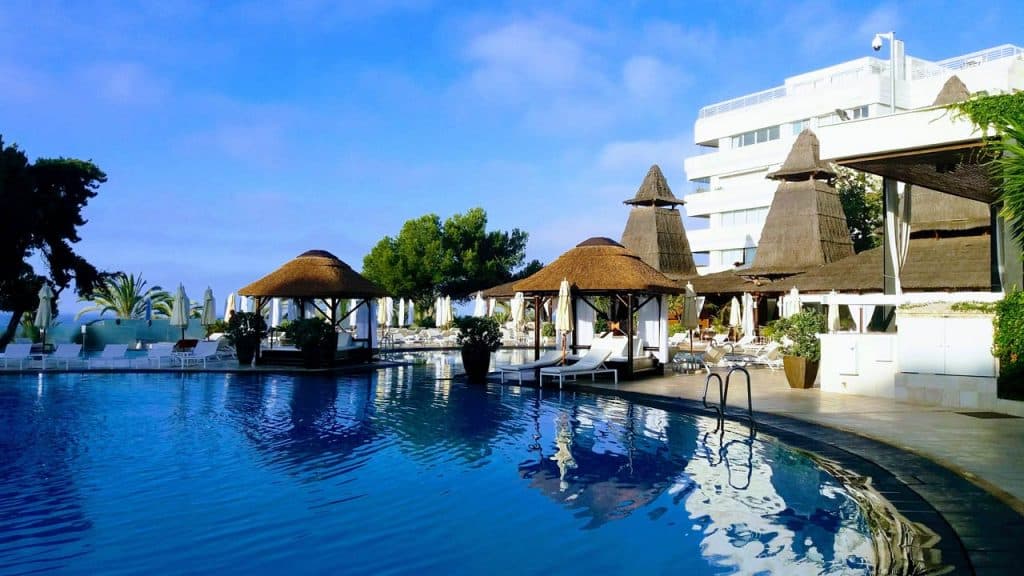 Gran Melia Don Pepe cama balinesa madera piscina