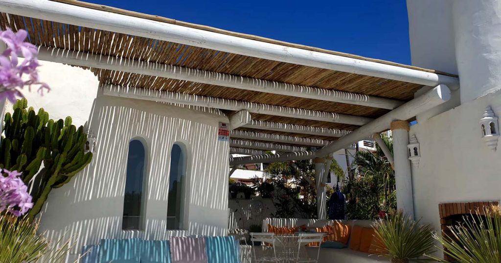 La pérgola crea una espacio de sombra que se puede disfrutar durante todo el día La pérgola crea una espacio de sombra que se puede disfrutar durante todo el día