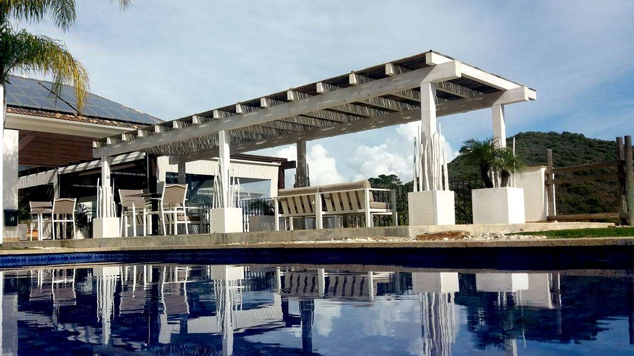 Modern square-beam timber pergola by Cape Reed at Benahavís Hills