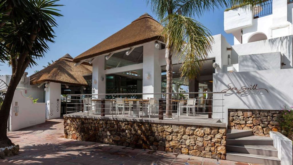 projects-commercial-sea-grill-restaurant-hotel-puente-romano-thatched-roof-restaurant Sea Grill restaurant thatched roof at Puente Romano