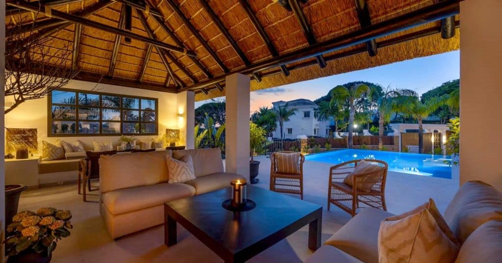 Outdoor kitchen with a built-in grill under a Cape Reed thatched roof in Elviria