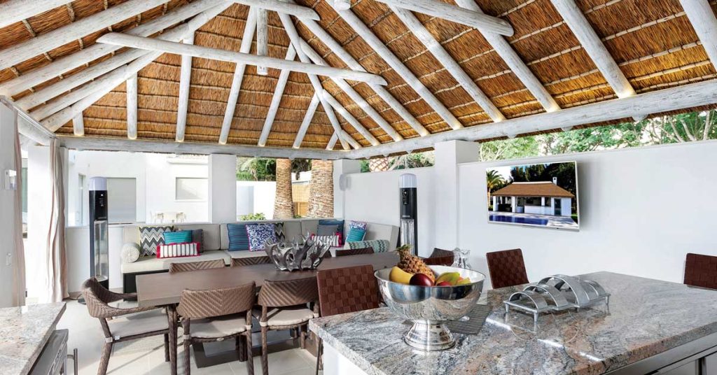 cape-reed-pergola-junco-africano-columnas-obra-blanco
