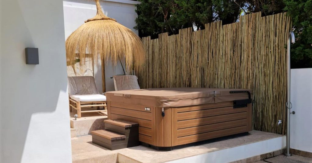 jacuzzi-with-timber-lath-fence