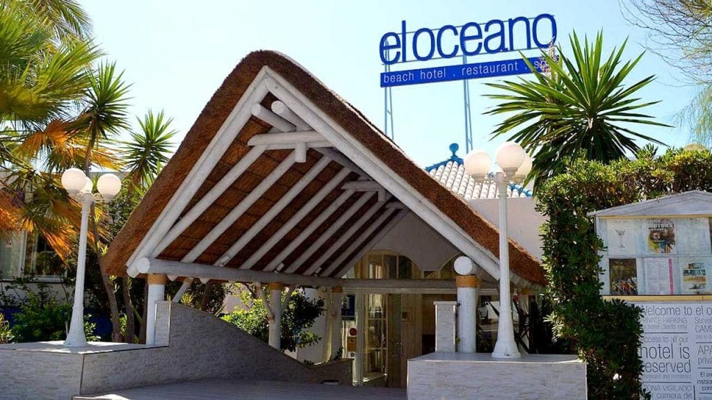 proyectos-comercial-el-oceano-beach-restaurant-techo-junco-africano-blanco