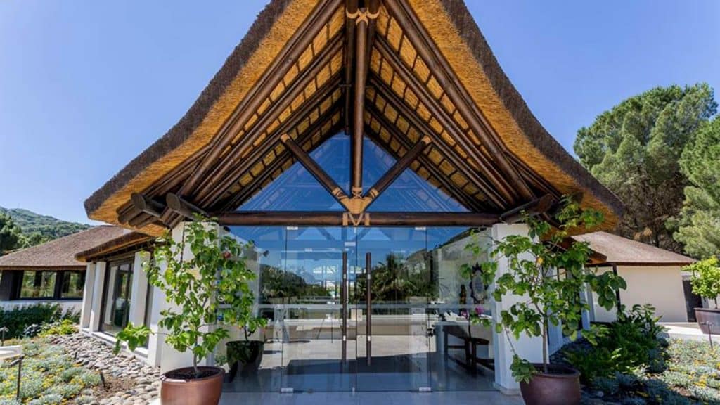 proyectos-comercial-shanti-som-well-being-retreat-junco-africano-dos-aguas-entrada
