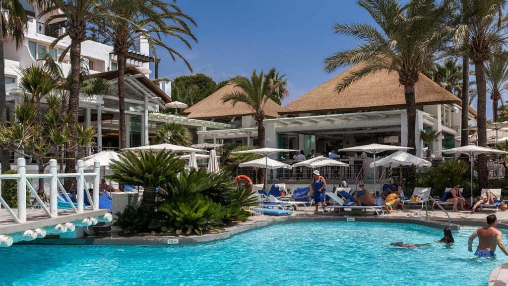 proyectos-commercial-sea-grill-restaurant-hotel-puente-romano-piscina-restaurante-blanco-junco-africano