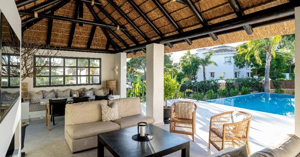 El retiro mediterráneo perfecto: un techo de brezo de Cape Reed cubre este impresionante espacio exterior de estilo boho en Elviria.