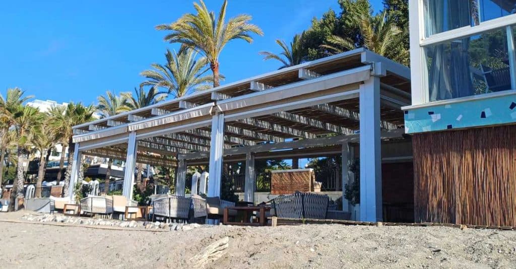 Cape Reed constructed a stunning whitewash timber pergola 